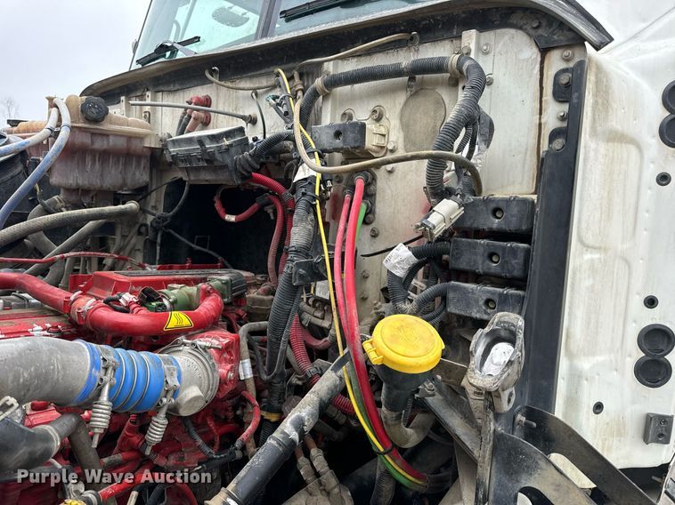 image for item DV1995 2017 Western Star 4700SF roll-off container truck