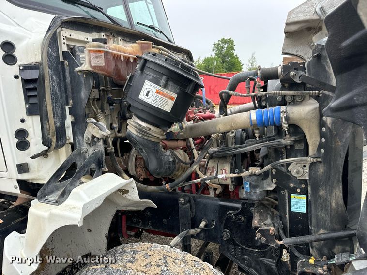 image for item DV1995 2017 Western Star 4700SF roll-off container truck