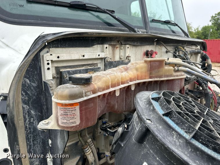 image for item DV1995 2017 Western Star 4700SF roll-off container truck