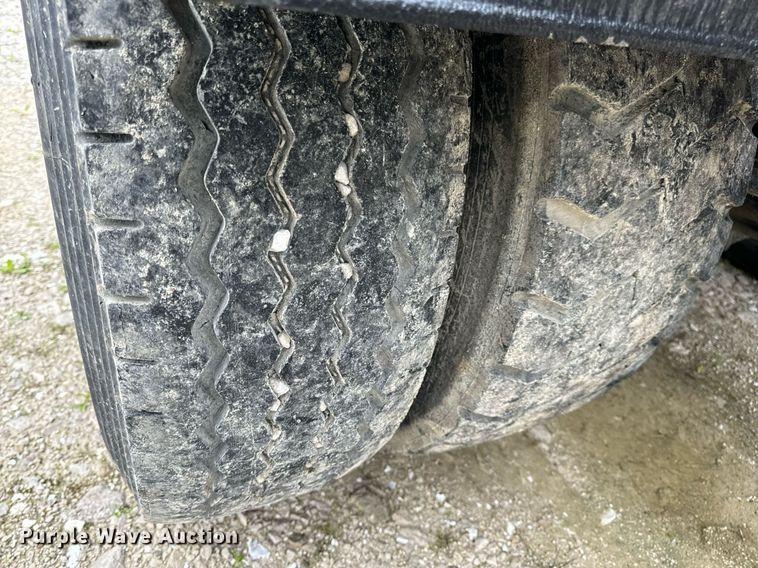 image for item DV1995 2017 Western Star 4700SF roll-off container truck