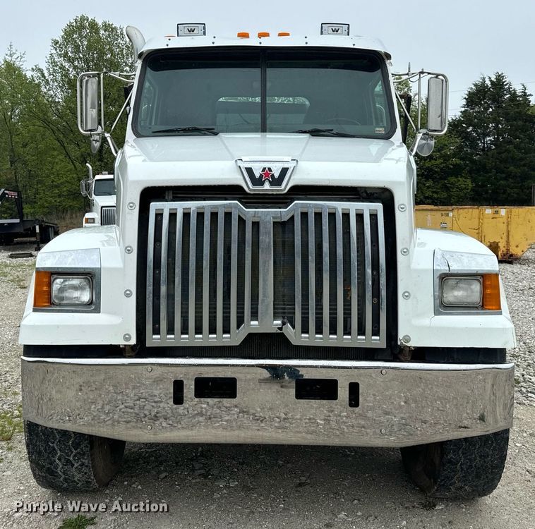 image for item DV1996 2015 Western Star 4700SF roll-off container truck