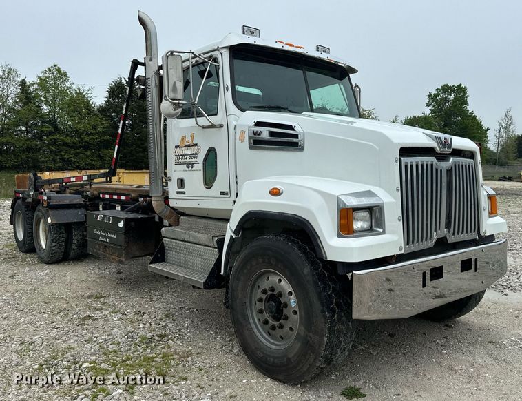image for item DV1996 2015 Western Star 4700SF roll-off container truck