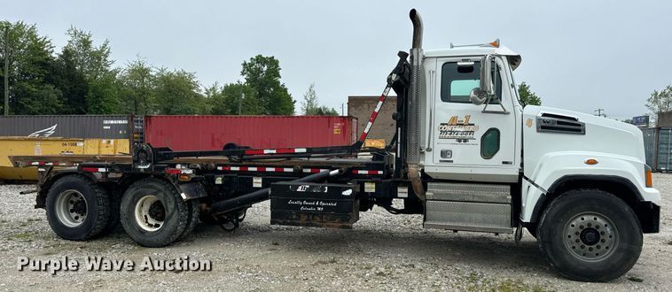 image for item DV1996 2015 Western Star 4700SF roll-off container truck