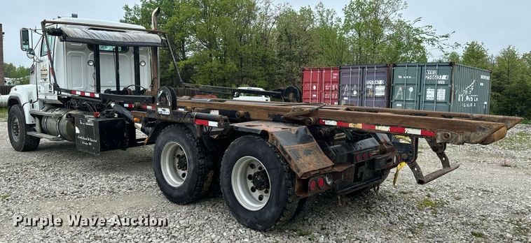 image for item DV1996 2015 Western Star 4700SF roll-off container truck