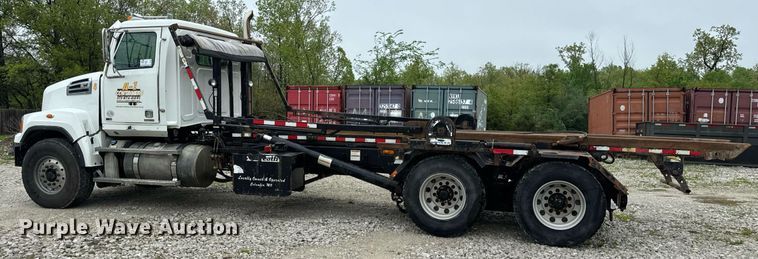image for item DV1996 2015 Western Star 4700SF roll-off container truck