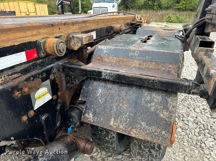 image for item DV1996 2015 Western Star 4700SF roll-off container truck