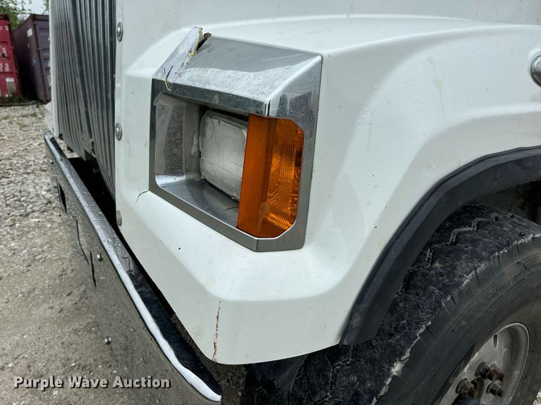 image for item DV1996 2015 Western Star 4700SF roll-off container truck