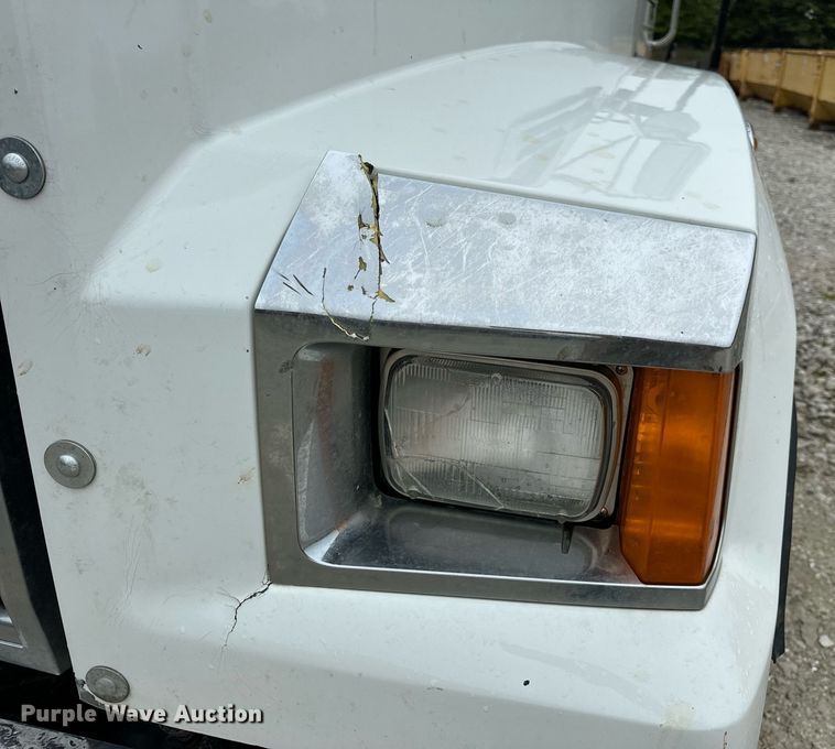 image for item DV1996 2015 Western Star 4700SF roll-off container truck