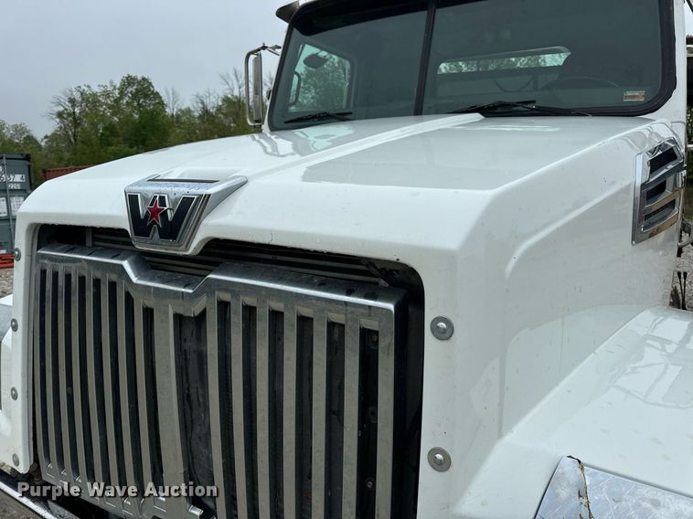 image for item DV1996 2015 Western Star 4700SF roll-off container truck