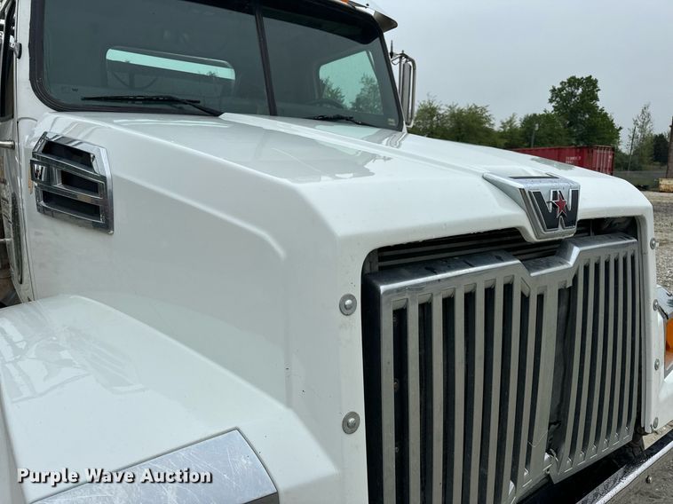 image for item DV1996 2015 Western Star 4700SF roll-off container truck