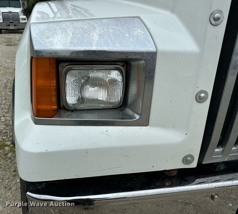 image for item DV1996 2015 Western Star 4700SF roll-off container truck