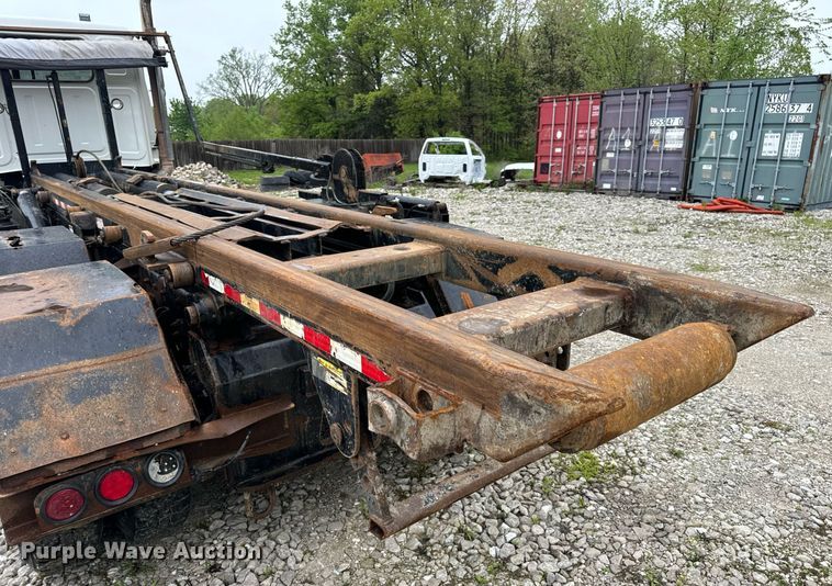 image for item DV1996 2015 Western Star 4700SF roll-off container truck