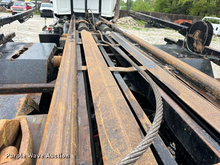 image for item DV1996 2015 Western Star 4700SF roll-off container truck