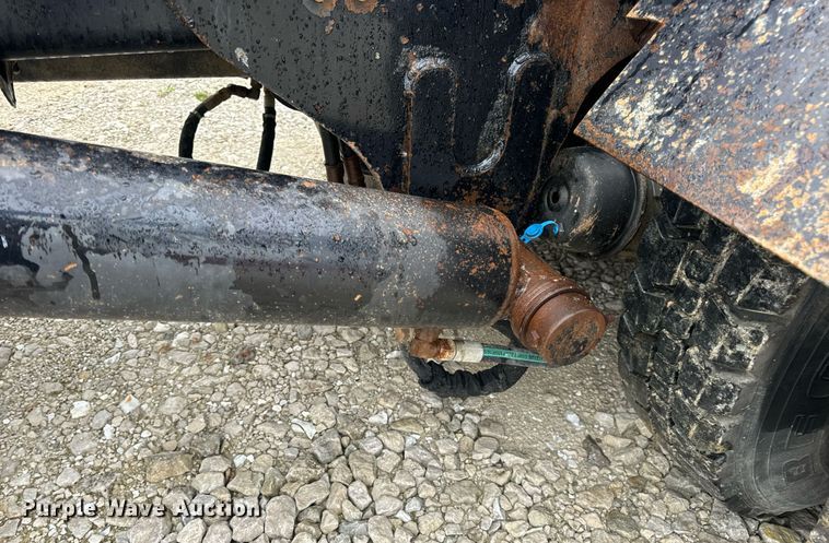 image for item DV1996 2015 Western Star 4700SF roll-off container truck