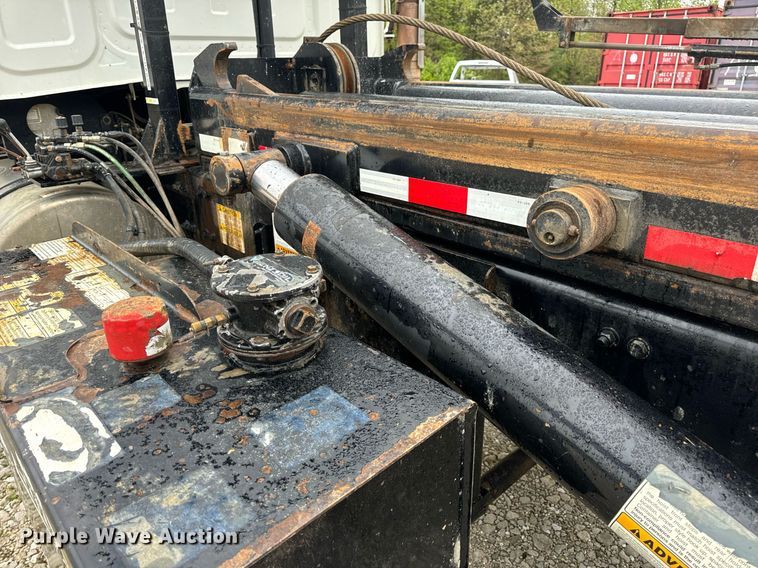 image for item DV1996 2015 Western Star 4700SF roll-off container truck