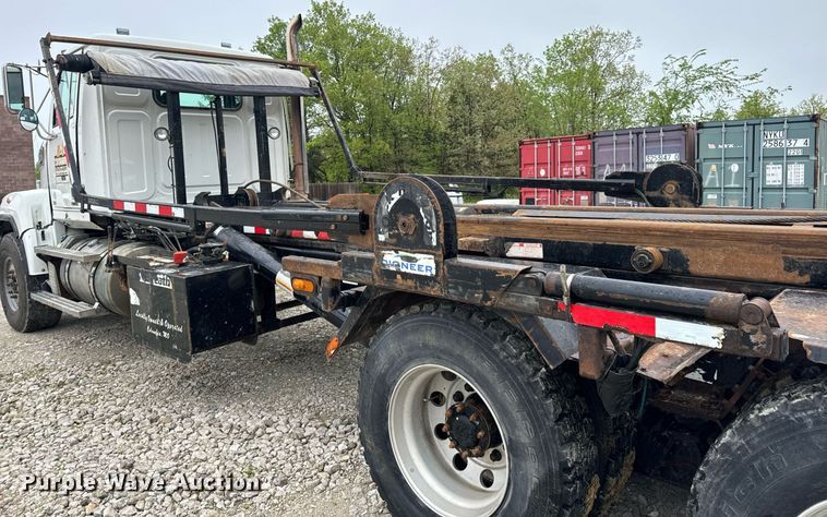 image for item DV1996 2015 Western Star 4700SF roll-off container truck