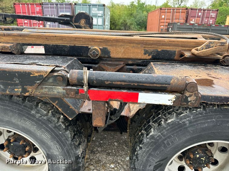 image for item DV1996 2015 Western Star 4700SF roll-off container truck