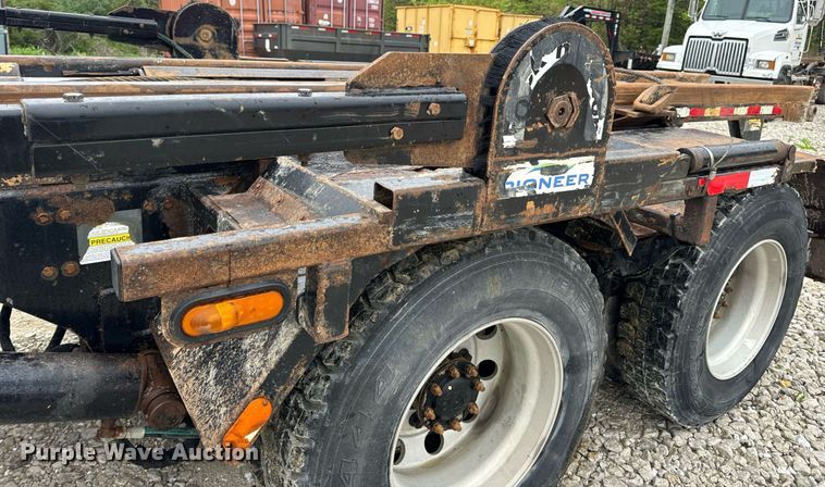 image for item DV1996 2015 Western Star 4700SF roll-off container truck