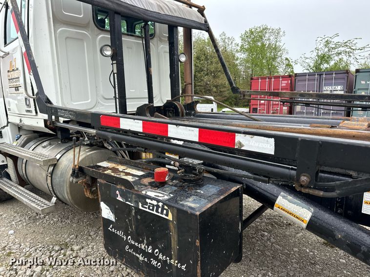 image for item DV1996 2015 Western Star 4700SF roll-off container truck