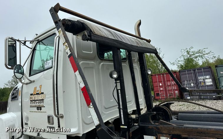 image for item DV1996 2015 Western Star 4700SF roll-off container truck