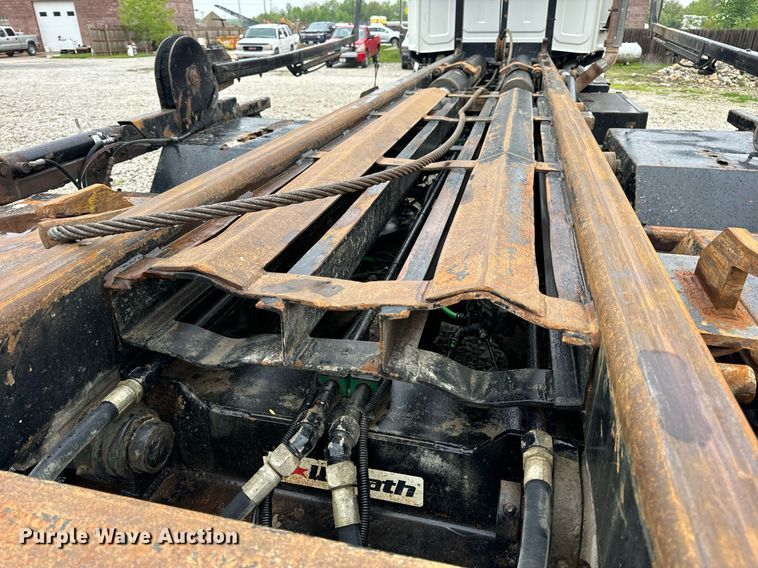 image for item DV1996 2015 Western Star 4700SF roll-off container truck