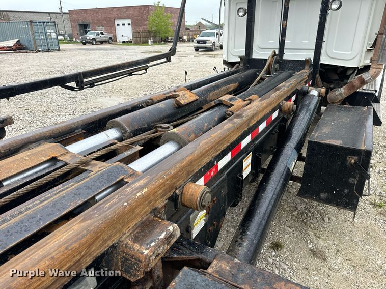 image for item DV1996 2015 Western Star 4700SF roll-off container truck