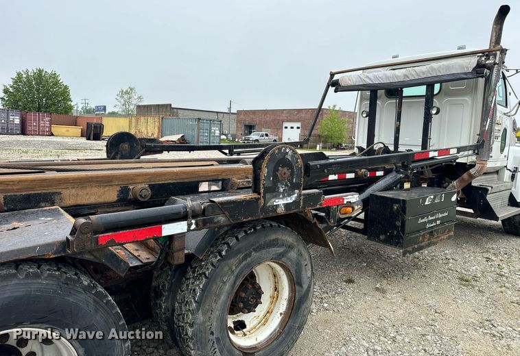 image for item DV1996 2015 Western Star 4700SF roll-off container truck