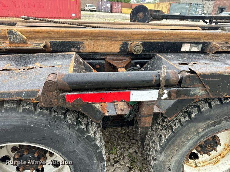 image for item DV1996 2015 Western Star 4700SF roll-off container truck