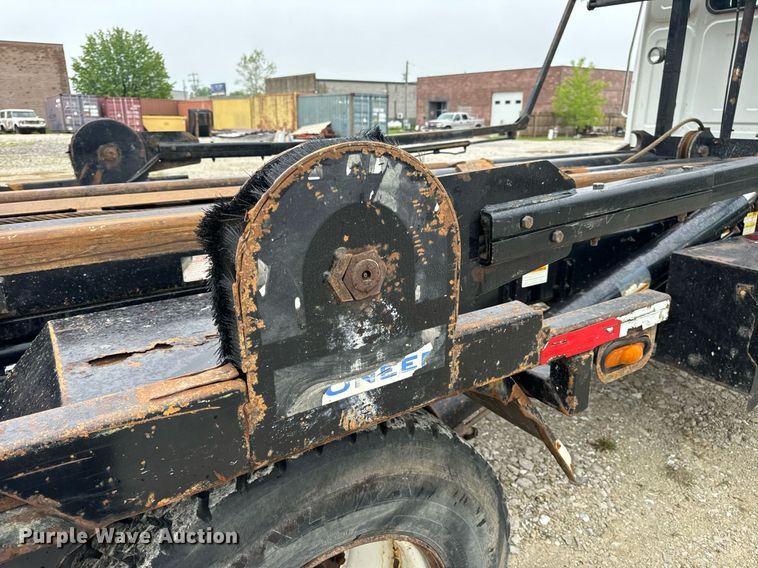 image for item DV1996 2015 Western Star 4700SF roll-off container truck