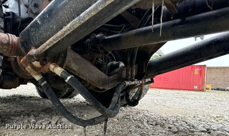 image for item DV1996 2015 Western Star 4700SF roll-off container truck