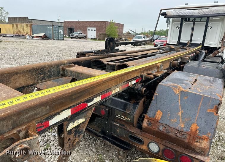 image for item DV1996 2015 Western Star 4700SF roll-off container truck