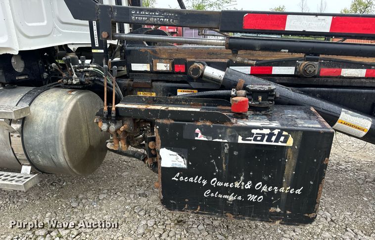 image for item DV1996 2015 Western Star 4700SF roll-off container truck