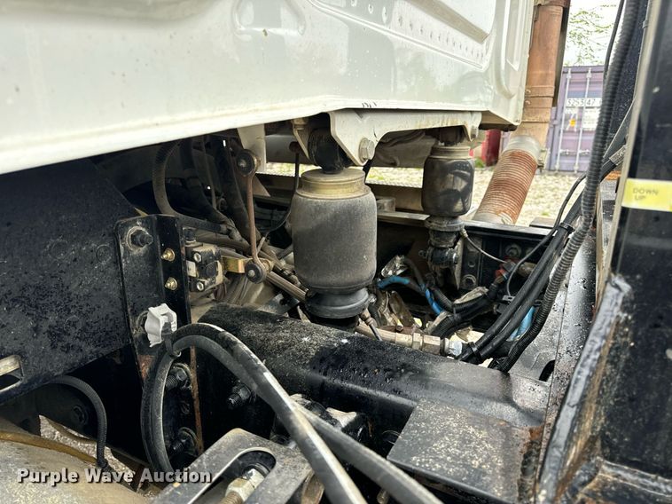 image for item DV1996 2015 Western Star 4700SF roll-off container truck