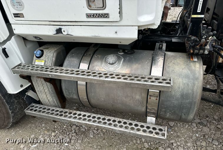 image for item DV1996 2015 Western Star 4700SF roll-off container truck