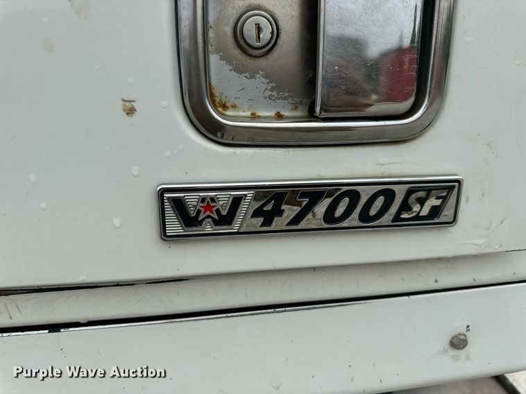 image for item DV1996 2015 Western Star 4700SF roll-off container truck