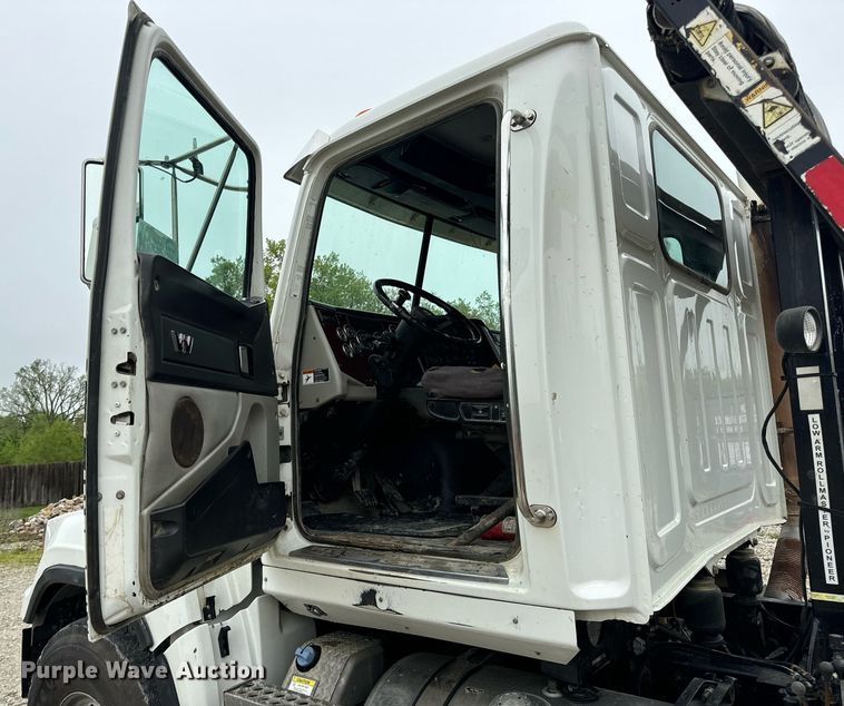 image for item DV1996 2015 Western Star 4700SF roll-off container truck