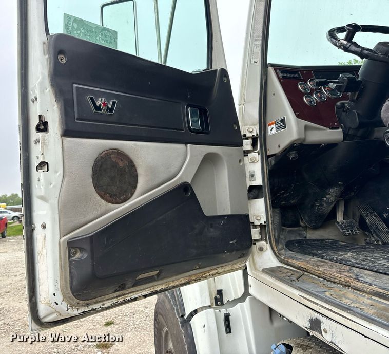 image for item DV1996 2015 Western Star 4700SF roll-off container truck