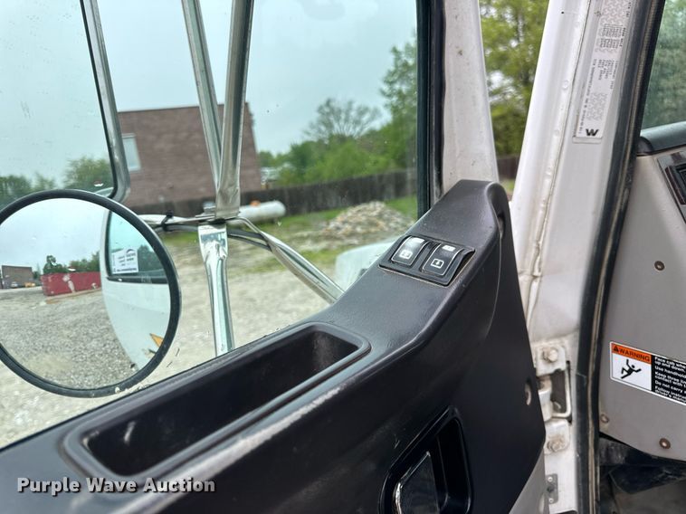 image for item DV1996 2015 Western Star 4700SF roll-off container truck