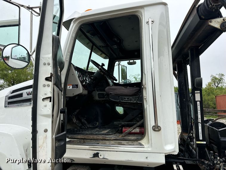 image for item DV1996 2015 Western Star 4700SF roll-off container truck