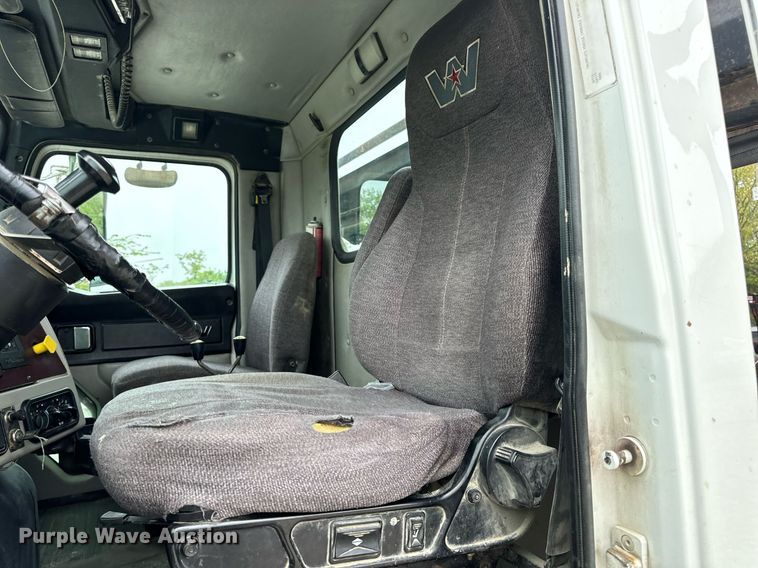 image for item DV1996 2015 Western Star 4700SF roll-off container truck