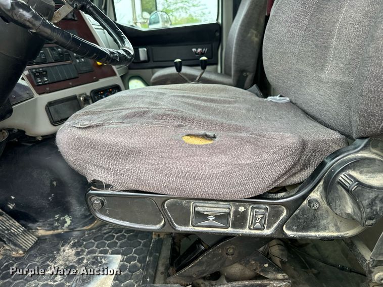 image for item DV1996 2015 Western Star 4700SF roll-off container truck