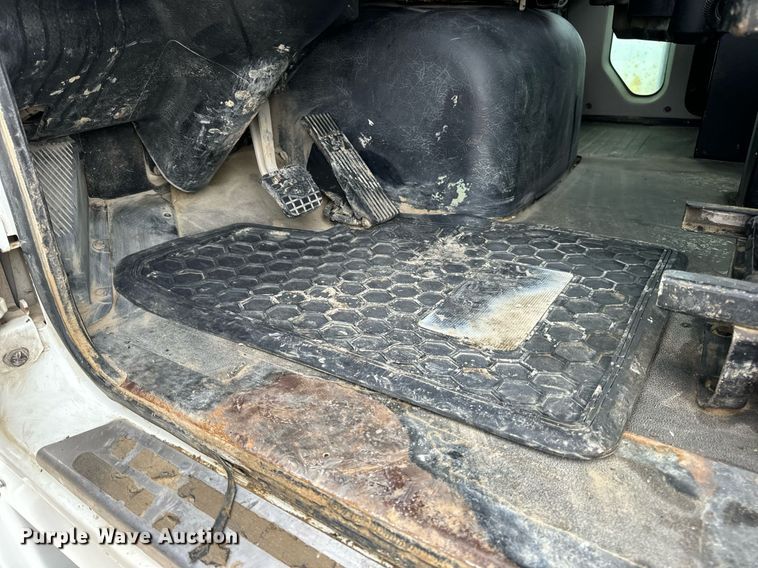 image for item DV1996 2015 Western Star 4700SF roll-off container truck