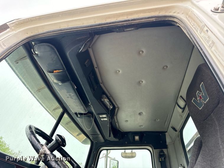 image for item DV1996 2015 Western Star 4700SF roll-off container truck