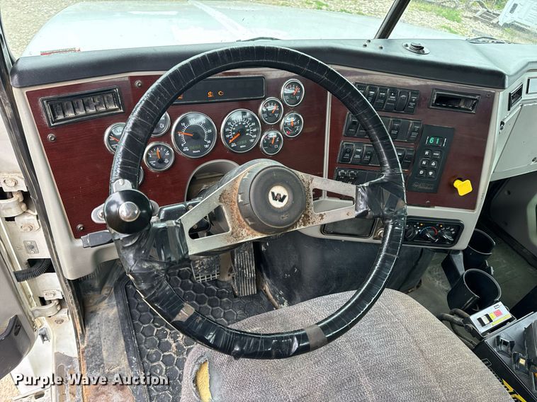 image for item DV1996 2015 Western Star 4700SF roll-off container truck