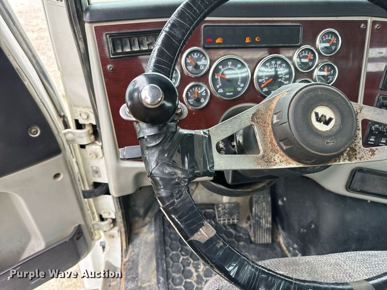 image for item DV1996 2015 Western Star 4700SF roll-off container truck