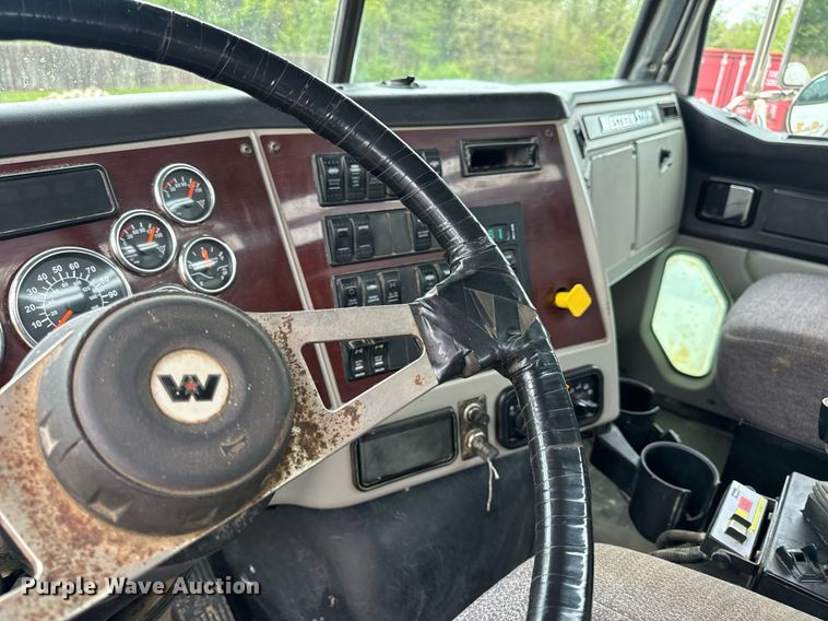 image for item DV1996 2015 Western Star 4700SF roll-off container truck