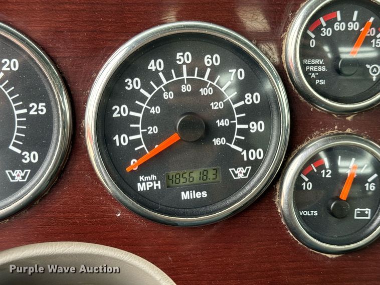 image for item DV1996 2015 Western Star 4700SF roll-off container truck