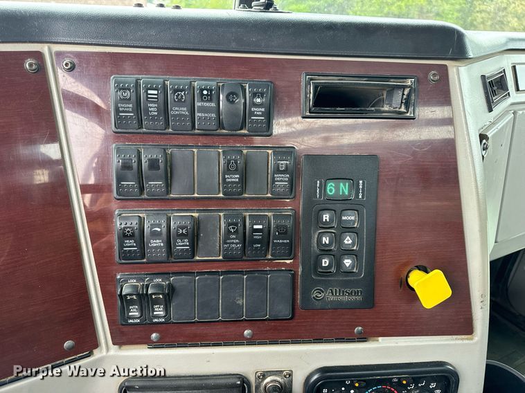 image for item DV1996 2015 Western Star 4700SF roll-off container truck