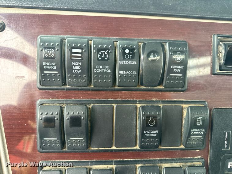 image for item DV1996 2015 Western Star 4700SF roll-off container truck