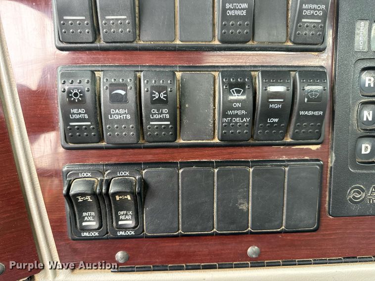 image for item DV1996 2015 Western Star 4700SF roll-off container truck